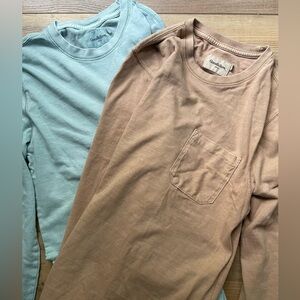 2 men’s long sleeve tops